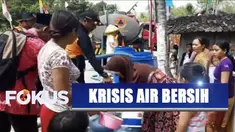 Jika tidak ada bantuan, warga meninggalkan ember dan jeriken ditepi jalan dengan harapan esok hari bantuan air bersih datang.