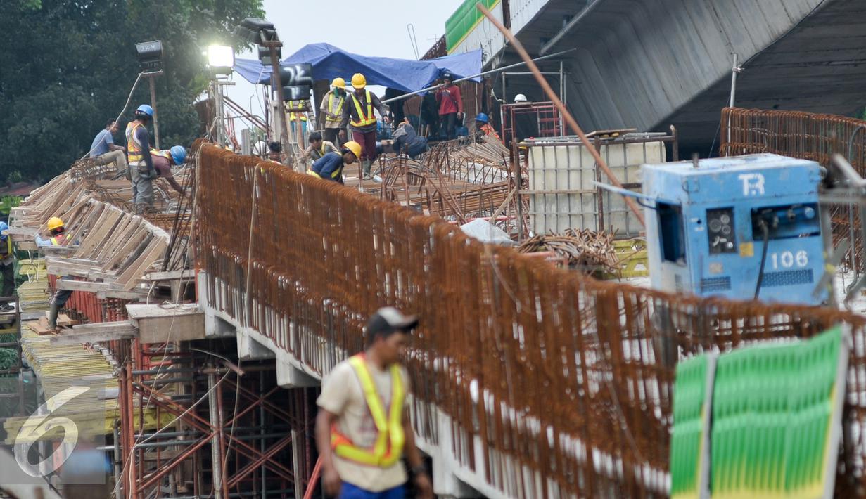 Proses pembangunan Jalan Layang Transjakarta Tendean- Ciledug memasuki tahapan akhir, Jakarta, Kamis (6/10). Jalan Layang Transjakarta Tendean - Ciledug yang memiliki panjang sekitar 9,3 km diperkirakan rampung akhir 2016. (Liputan6.com/Yoppy Renato)