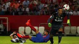 Striker Barcelona, Luis Suarez, terjatuh saat berebut bola di depan gawang Sevilla pada laga leg pertama Piala Super Spanyol 2016 di Ramon Sanchez Pizjuan, Sevilla, Senin (15/8/2016) dini hari WIB. (Reuters/Jon Nazca) 