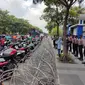 Driver ojol menggelar demo di depan kantor Dishub Jatim. (Dian Kurniawan/Liputan6.com)