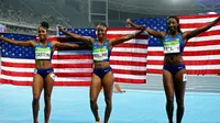 Trio pelari gawang AS, Brianna Rollins, Nia Ali, dan Kristi Caitlin, berfoto bersama seusai memenangi lari gawang 100 meter di Olimpiade Rio 2016, Kamis (18/8/2016). (FRANCK ROB)ICHON