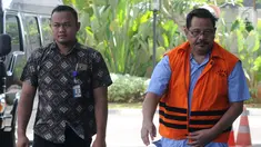 Tersangka Kepala Dinas Pekerjaan Umum (PU) Kabupaten Tulungagung Sutrisno (kanan) tiba di Gedung KPK, Jakarta, Jumat (3/8). Kedatangan Sutrisno untuk menandatangani berkas P21. (Merdeka.com/Dwi Narwoko)