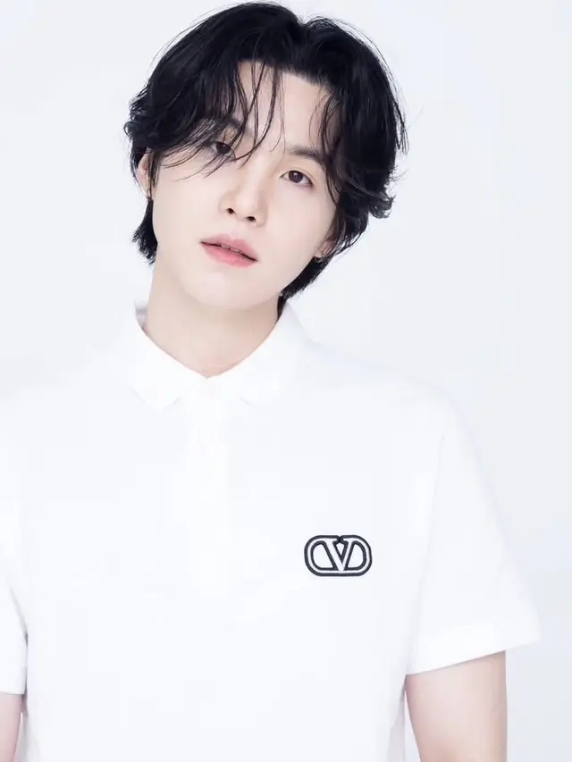 Suga BTS bersama Valentino