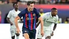 Robert Lewandowski baru saja dilepas Bayern Munchen di bursa transfer musim panas 2022/2023 menuju Barcelona. Nilai transfernya sebesar 45 juta euro merupakan yang tertinggi dalam deretan penjualan pemain dari Liga Jerman musim 2022/2023, namun tidak termasuk dalam 5 penjualan termahal Liga Jerman sepanjang sejarah berikut ini. (AFP/Frederic J. Brown)