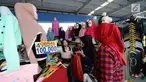 Pengunjung memilih busana muslim di skybridge Tanah Abang, Jakarta, Rabu (8/5/2019). Hari ketiga puasa bulan Ramadan, Warga Jakarta dan penyangga sekitarnya sudah mulai berbelanja pakaian muslim dengan harga yang murah untuk kebutuhan sendiri atau untuk dijual kembali. (Liputan6.com/Herman Zakharia)