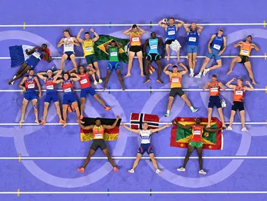 Foto menunjukkan Leo Neugebauer dari Jerman (kiri-bawah), Markus Rooth dari Norwegia (tengah-bawah) dan Lindon Victor dari Grenada (kanan-bawah) bersama atlet lainnya berpose setelah pertandingan lari nomor 1500 meter decathlon putra di Olimpiade Paris 2024 di Stade de France, Saint-Denis Paris, pada tanggal 3 Agustus 2024. (Antonin THUILLIER/AFP)