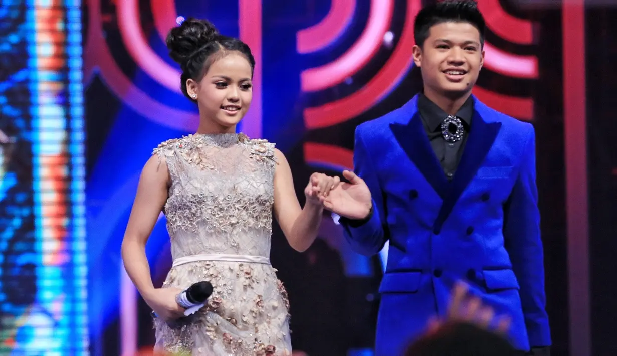 Selain puas dengan penampilan Teguh malam itu, Iis Dahlia memberikan amplop putih titipan Inul Daratista yang berisi uang 10 juta. Beruntung Teguh bisa lolos ke babak berikutnya, sebagai satu syarat mendapat uang tersebut. (Adrian Putra/Bintang.com)