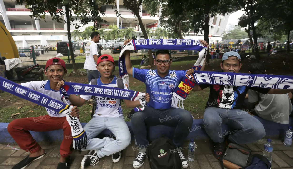 Kelompok suporter Aremania dan Bobotoh bersatu dengan damai saat mendukung timnya berlaga pada final Torabika Bhayangkara Cup 2016 di Stadion Utama Gelora Bung Karno, Jakarta, Minggu (3/4/2016). (Bola.com/Nicklas Hanoatubun)