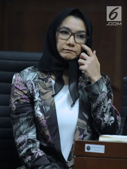 Terdakwa dugaan gratifikasi dan suap pemberian izin lokasi perkebunan kelapa sawit, Rita Widyasari saat mengikuti sidang lanjutan di Pengadilan Tipikor, Jakarta, Selasa (3/4). Sidang mendengar keterangan saksi. (Liputan6.com/Helmi Fithriansyah)