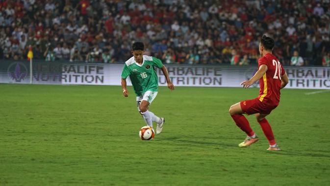 <p>Pemain Timnas Indonesia U-23 Ilham Rio Fahmi (kiri) menggiring bola mencoba melewati pemain Timnas Vietnam U-23 Anh Bui Hoang Viet pada pertandingan Grup A SEA Games 2021 di Viet Tri Stadium, Hanoi, Vietnam, Jumat (6/5/2022). Timnas Indonesia U-23 kalah 0-3. (Liputan6.com/Dok. PSSI)</p>