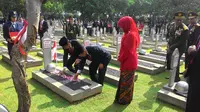Presiden Jokowi Taburkan Bunga di Makam Pahlawan