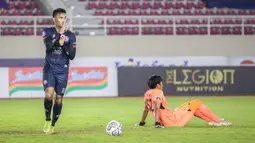 Tim berjulukan Singo Edan itu pun berhasil menggandakan keunggulan lewat Muhammad Rafli yang melakukan tembakan mendatar masuk ke sisi kanan gawang Persebaya di menit ke-21.(Bola.com/Bagaskara Lazuardi)