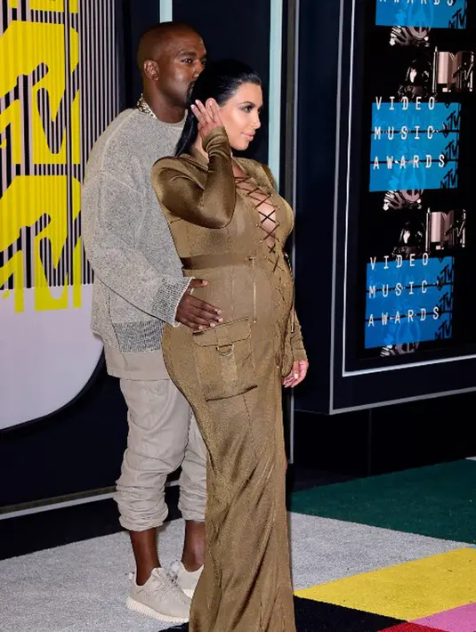 “Dia (Kim Kardashian) sebenarnya sudah menetapkan hubungan pernikahan tanpa adanya seks, dan Kanye hanya berharap adanya keajaiban yang terjadi pada hubungannya,” ungkap sumber. (AFP)