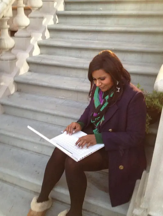 Mindy Kaling mengaku bahwa ia beragama hindu. Ia pun menyebarkan budaya dan pengalaman relijiusnya. (instagram/mindykaling)