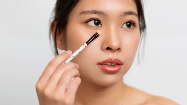 Ups, 4 Kesalahan Ini Sering Terjadi Saat Menyamarkan Mata Panda dengan Makeup!