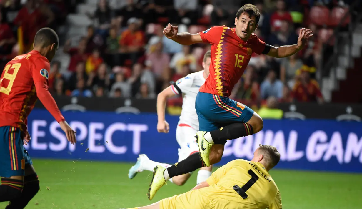 Striker Spanyol, Rodrigo, membobol gawang Kepulauan Faroe pada laga Kualifikasi Piala Eropa 2020 di Stadion El Molinon, Gijon, Minggu (8/9). Spanyol menang 4-0 atas Kepulauan Faroe. (AFP/Miguel Riopa)