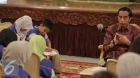 Presiden Joko Widodo menjawab pertanyaan dari sejumlah wartawan cilik di Istana Negara, Jakarta, Selasa (20/10/2015). Hasil wawancara tersebut akan dibukukan dan dibagikan gratis ke seluruh sekolah dasar di Indonesia. (Liputan6.com/Faizal Fanani)