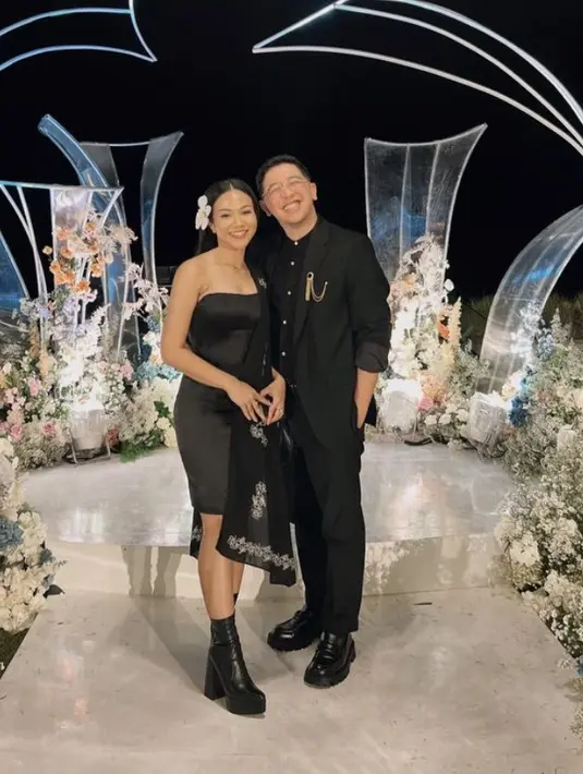 <p>Yura Yunita memilih mengenakan boots heels hitam yang serasi dengan mini dress off shoulder saat kondangan. @yurayunita</p>