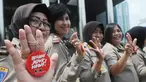 Sejumlah polisi wanita (polwan) menunjukkan pin antikorupsi di depan Gedung KPK, Jakarta, Kamis (29/8/2019). Jelang HUT ke-71 Polwan RI, sejumlah polisi wanita menggelar pertemuan dengan Wakil Ketua KPK Irjen Pol (Purn) Basaria Panjaitan. (Merdeka.com/Dwi Narwoko)