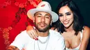 Momen lainnya memperlihatkan Neymar dan Bruna yang tampil kompak mengenakan busana warna putih senada. Keduanya terlihat kece dengan gaya masing-masing [Foto: IG/brunabiancardi/neymarjr].