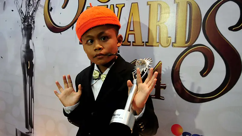 Menang SCTV Awards 2014, Sony Wakwaw Akan Operasi Mata?