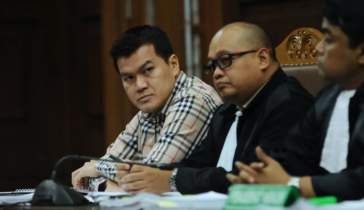 Terdakwa korupsi e-KTP Andi Agustinus alias Andi Narogong saat mengikuti sidang lanjutan di Pengadilan Tipikor Jakarta, Senin (23/10). Sidang ini batal menghadirkan Anas Urbaningrum dikarenakan sakit. (Liputan6.com/Helmi Fithriansyah)