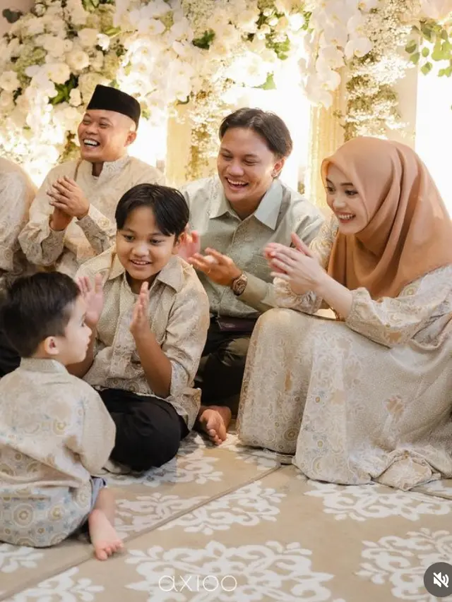 Keluarga Rizky Febian saat Pengajian jelang pernikahaan bersama Mahalini. [@axioo/emanuel_ak]