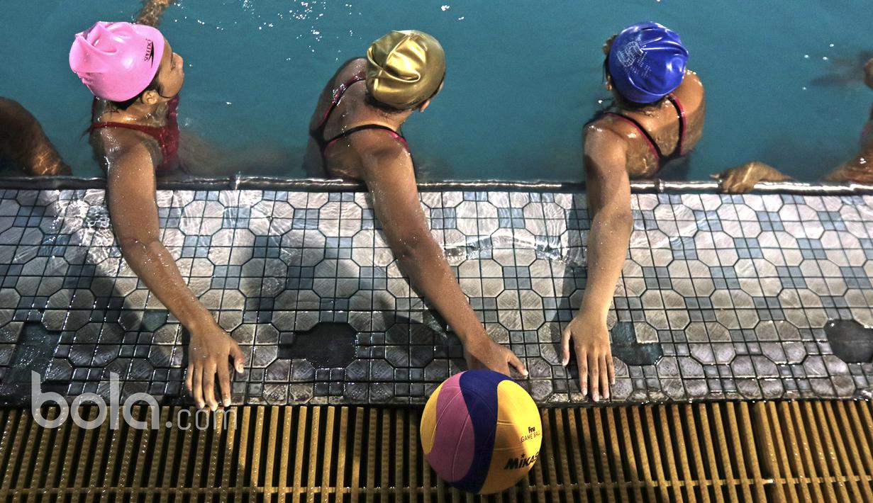 Dari 39 atlet yang mengikuti seleksi, tim pelatih akan memilih 18 atlet untuk masuk dalam Pelatnas Sea Games 2017  Malaysia mendatang. Seleksi ini berlangsung dari 19-21 Januari 2017 di Kolam Renang Simprug. (19/1/2017). (Bola.com/Nicklas Hanoatubun)