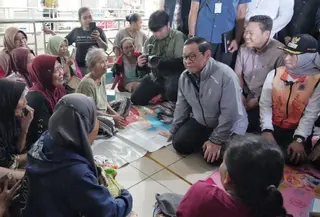 Gubernur Jakarta Pramono Anung saaat bertemu dengan warga yang menjadi korban banjir. (Istimewa)