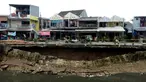 Kondisi turap Kali Sunter yang ambles di Jalan Cinta, Pulogadung, Jakarta Timur, Rabu (8/1/2020). Turap sepanjang 37 meter dengan tinggi 5 meter ambles akibat terkikis derasnya air kali saat hujan deras mengguyur Jakarta pada 1 Januari 2020 lalu. (merdeka.com/Imam Buhori)