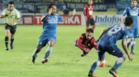 Pemain Persipura, Ricardo Silva terjatuh saat dihadang para pemain Persi Bandung pada laga Torabika SC 2016 di Stadion Si Jalak Harupat, Bandung, (12/11/2016). (Bola.com/Nicklas Hanoatubun)