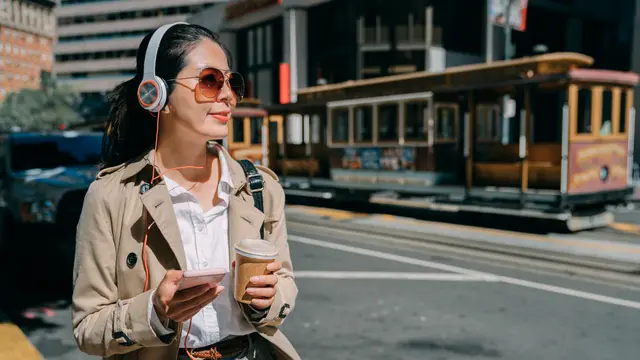 perempuan dan pakai headset