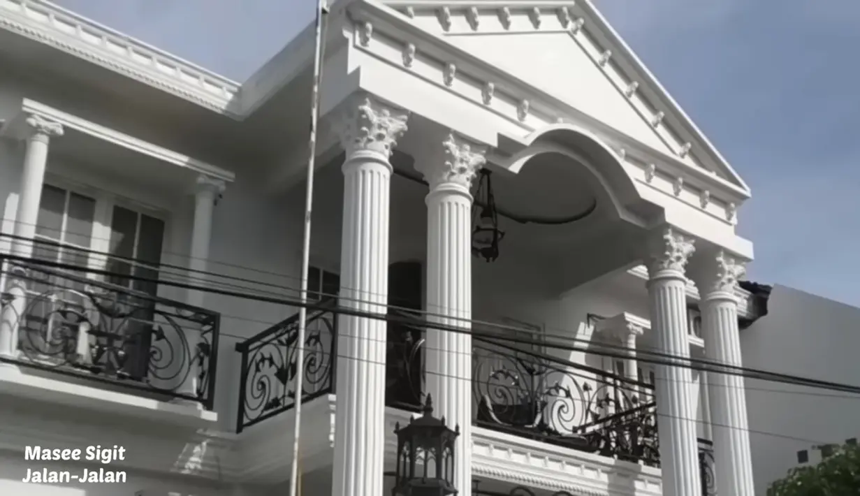 Kesan mewah terlihat dari eksterior luar rumah yang berhiaskan pilar dan bangunan ala romawi. [Sumber: Youtube Ini Yogyakarta]
