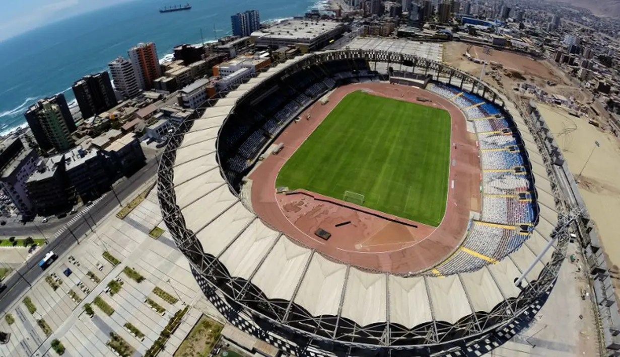 Penampakan Calvo y Bascunan Stadium dari sisi kota Antofagasta, yang akan digunakan untuk pagelaran Copa Amerika 2015 di Chili, Selasa (21/04/2015). Sumber : AFP