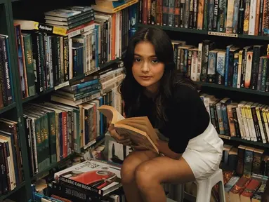 Memakai gaya pakaian kasual, Amanda Rawles selalu tampil mencuri perhatian. Ia kerap mengenakan pakaian comfy saat membaca buku. Baik di perpustakaan maupun saat sedang bersantai. (Liputan6.com/IG/@amandarawles)