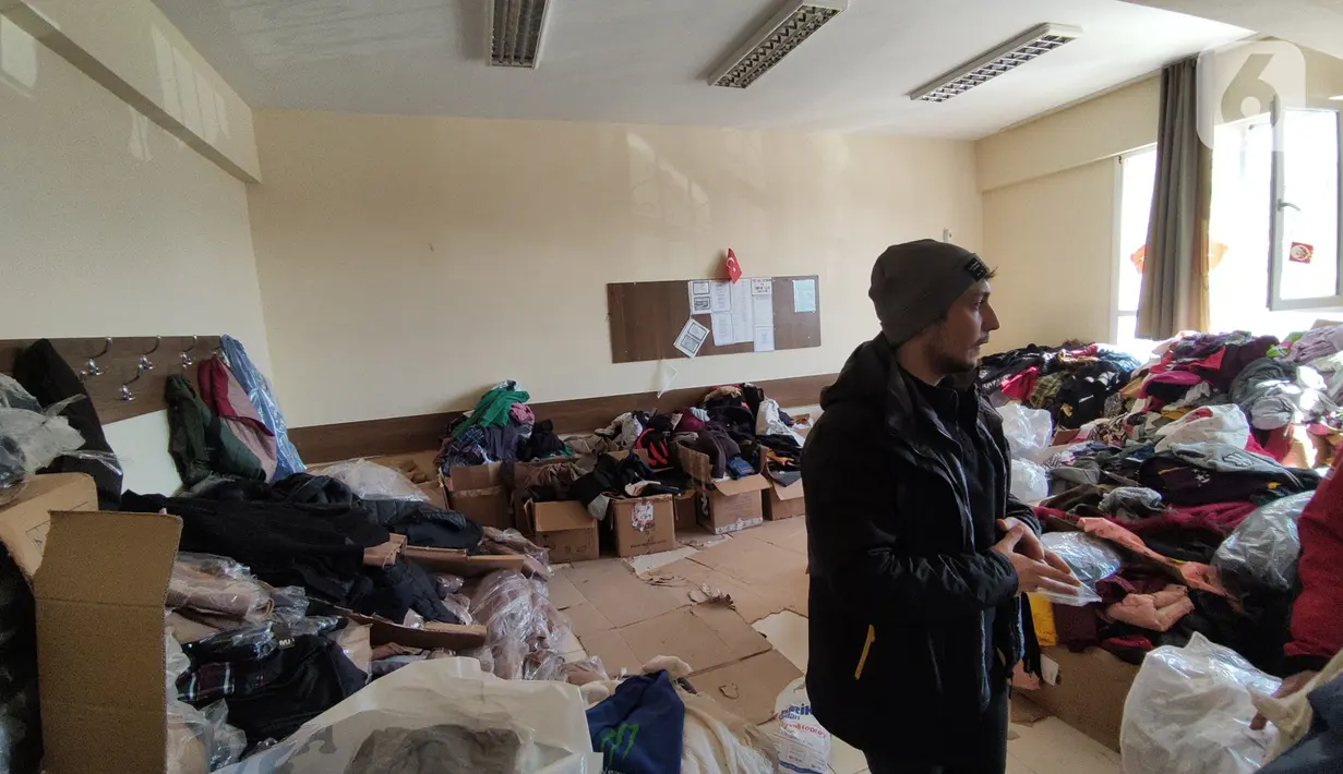 Anggota IHH saat mengecek bantuan logistik untuk korban gempa di Kota Antakya, Provinsi Hatay, Turki (19/2/2023)."BSMI akan salurkan langsung kepada para penyintas dan semoga bermanfaat. Dan ini akan jangka panjang bekerjasama dengan mitra lokal," kata Hafidz. (Liputan6.com/Andry Haryanto)