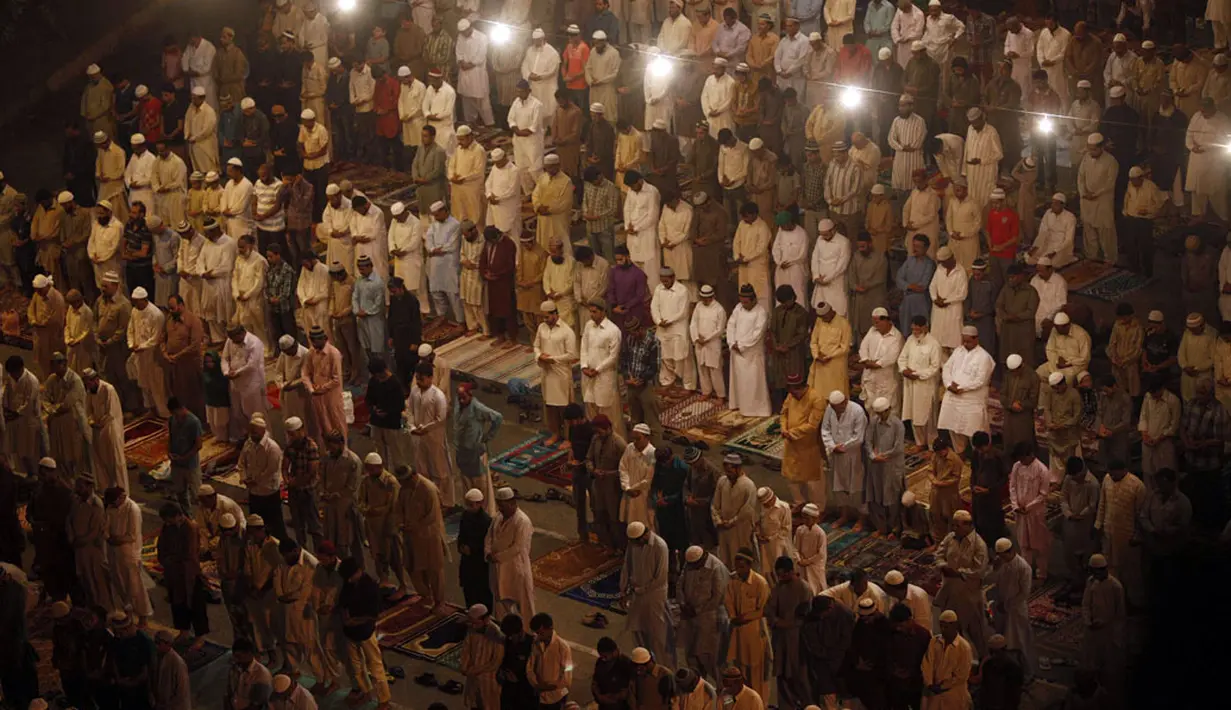Shalat Tarawih Berjamaah dilakukan di sepanjang jalan yang ada di Karachi, Pakistan, (29/6/2014). (REUTERS/Akhtar Soomro)