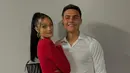 Gelandang serang baru AS Roma ini selalu kompak dan mesra dengan Oriana Sabatini. Bagi Dybala, Oriana adalah sosok luar biasa yang menemani perjalanan kariernya sebagai pesepak bola. Oriana selalu setia mendukung setiap keputusan yang dibuat Dybala termasuk pindah ke Roma. (Liputan6.com/IG/@orianasabatini)