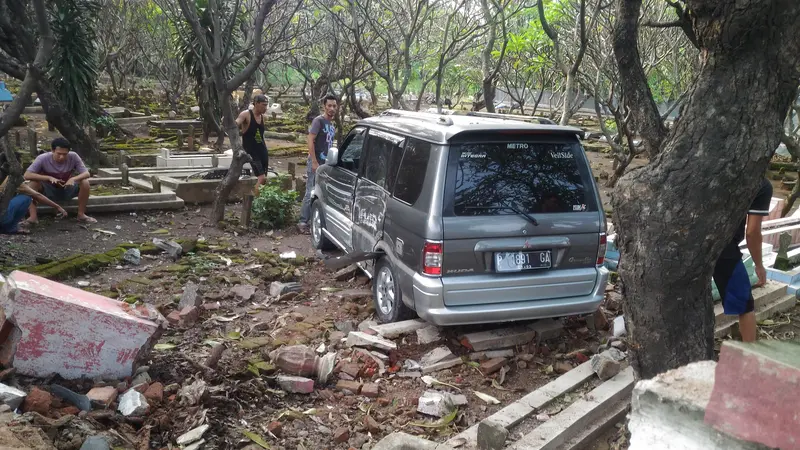 Mobil Masuk Kuburuan