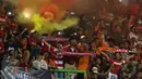 Suporter membentangkan syal usai menyaksikan laga Persija melawan Timnas Indonesia U-22 di Stadion Patriot Candrabhaga, Bekasi, Rabu (5/4). Laga Persija melawan Timnas Indonesia U-22 berakhir imbang 0-0. (Liputan6.com/Helmi Fithriansyah)