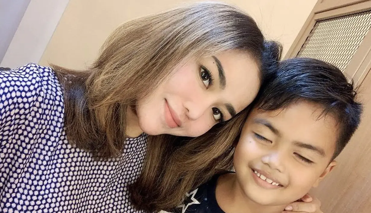 Sebelum blonde, rambut Medina pun kecokelatan dengan potongan sebahu tanpa poni.  (@medinazein92)