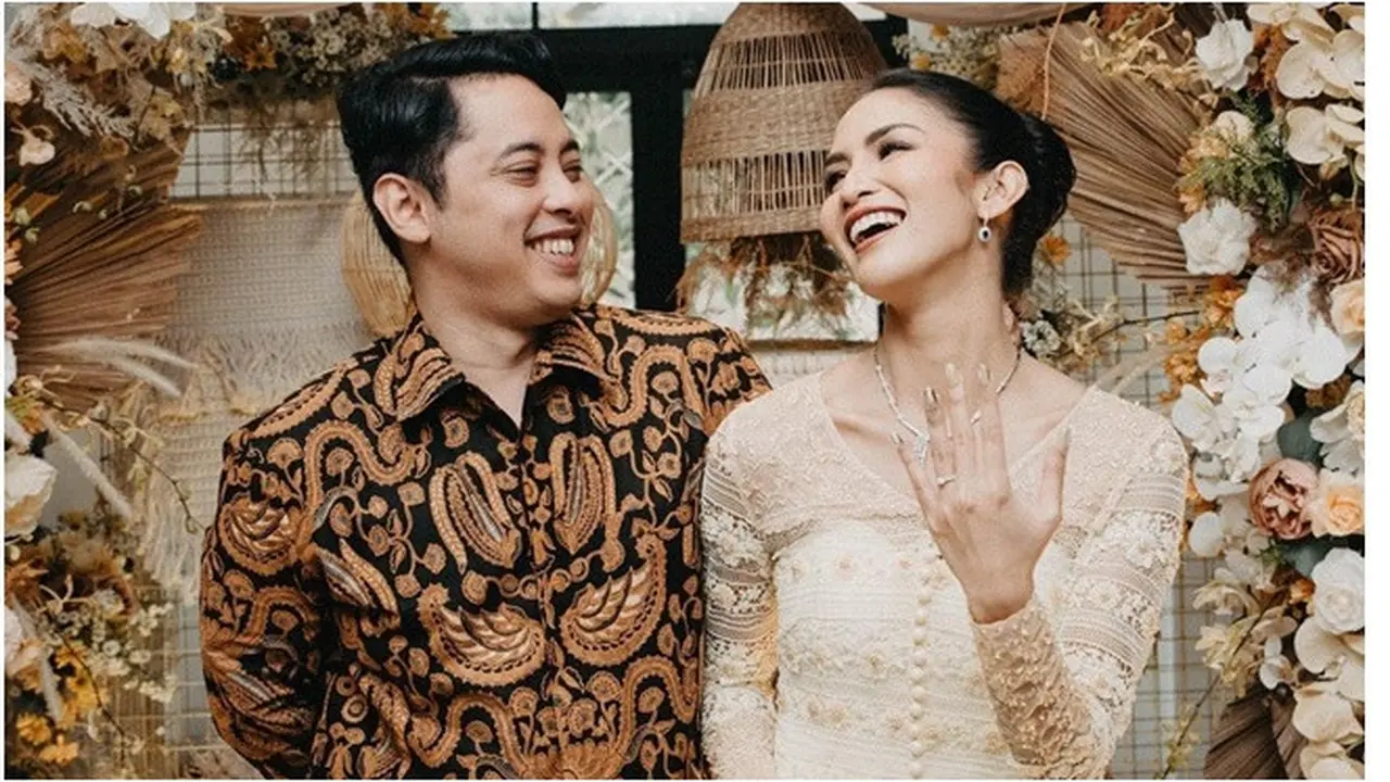 6 Potret Pertunangan Aulia Sarah Pemeran Badarawuhi 'KKN di Desa Penari', Romantis