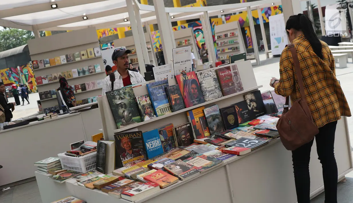 Pengunjung melihat buku-buku pada pameran Jakarta International Literary Festival (JILF) 2019 di Taman Ismail Marzuki, Kamis (22/8/2019). JILF 2019 berlangsung hingga 24 Agustus, menampilkan karya 60 penulis dan pelaku sastra dari dalam dan luar negeri. (Liputan6.com/Helmi Fithriansyah)