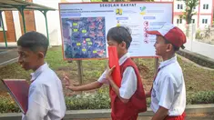 Calon siswa bersiap mengikuti program simulasi Sekolah Rakyat yang digelar di Sentra Handayani, Bambu Apus, Jakarta Timur, Rabu (9/7/2025). (merdeka.com/Arie Basuki)