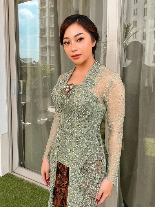Nikita Willy memukau memadukan kebaya hijau muda yang lembut dengan kain batik cokelat gelap. Kebayanya ini memiliki detail bordir dan payet yang super cantik, serta membalut tubuhnya dengan sempurna. [Foto: Instagram/nikitawillyofficial94]
