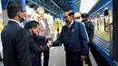 Presiden Joko Widodo atau Jokowi menyalami penyambutnya saat tiba di Stasiun Central Kyiv, Ukraina, Rabu (29/6/2022). Setelah pintu gerbong kereta terbuka, Presiden Jokowi dan Ibu Iriana turun dari kereta disambut oleh Deputi Menteri Luar Negeri Ukraina Dmytro Senik, Kepala Komisi Hubungan Antar Pemerintah Ukraina-Indonesia Taras Kachka, dan pejabat KBRI Kiev. (Foto: Biro Pers Sekretariat Presiden)