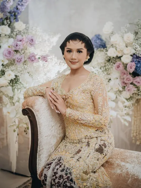 Kebaya rancangan desainer Myrna Myura itu dipadukan dengan kain batik dan heels nuansa keemasan. @mordenco. @delmoraattire.