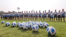 Siswa Papua Football Academy berbaris sebelum coaching clinic bersama legenda Borussia Dortmund yang berlangsung di Stadion Madya, Senayan, Jakarta, Jumat (08/09/2023). (Bola.com/Bagaskara Lazuardi)