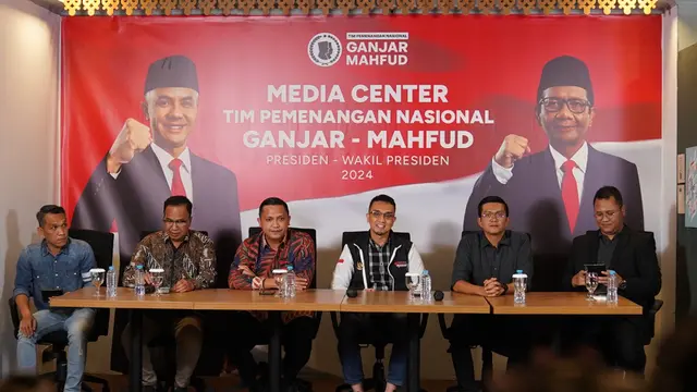 Juru Bicara Tim Pemanangan Nasional (TPN) Ganjar-Mahfud, Aiman Witjaksono saat menggelar konferensi pers terkait pemanggilan diirinya oleh kepolisian. (Merdeka.com/Alma Fikhasari)