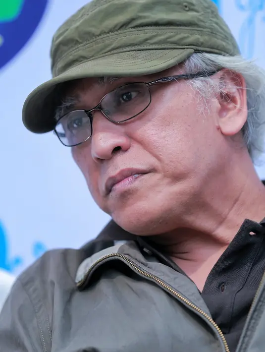 Saat menggelar halal bihalal bersama dengan penggemarnya, yang biasa di sebut OI, di kediamannya kawasan Leuwinanggung, Jawa Barat, Selasa (27/6/2017), pembuatan album itu terkait protes dari anaknya. (Adrian Putra/Bintang.com)